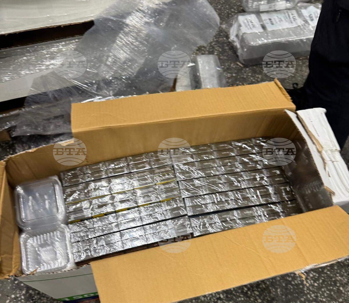 Митнически служители на „Капитан Андреево“ задържаха 400 000 къса цигари, укрити в кашони с пластмасови кутии