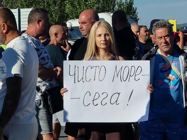 Жители на Свети Влас блокираха пътя Бургас–Варна с искане за нова пречиствателна станция 