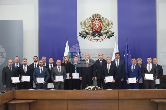 Police Officers Distinguished in Drugs-Related Operations Get Government Honours
