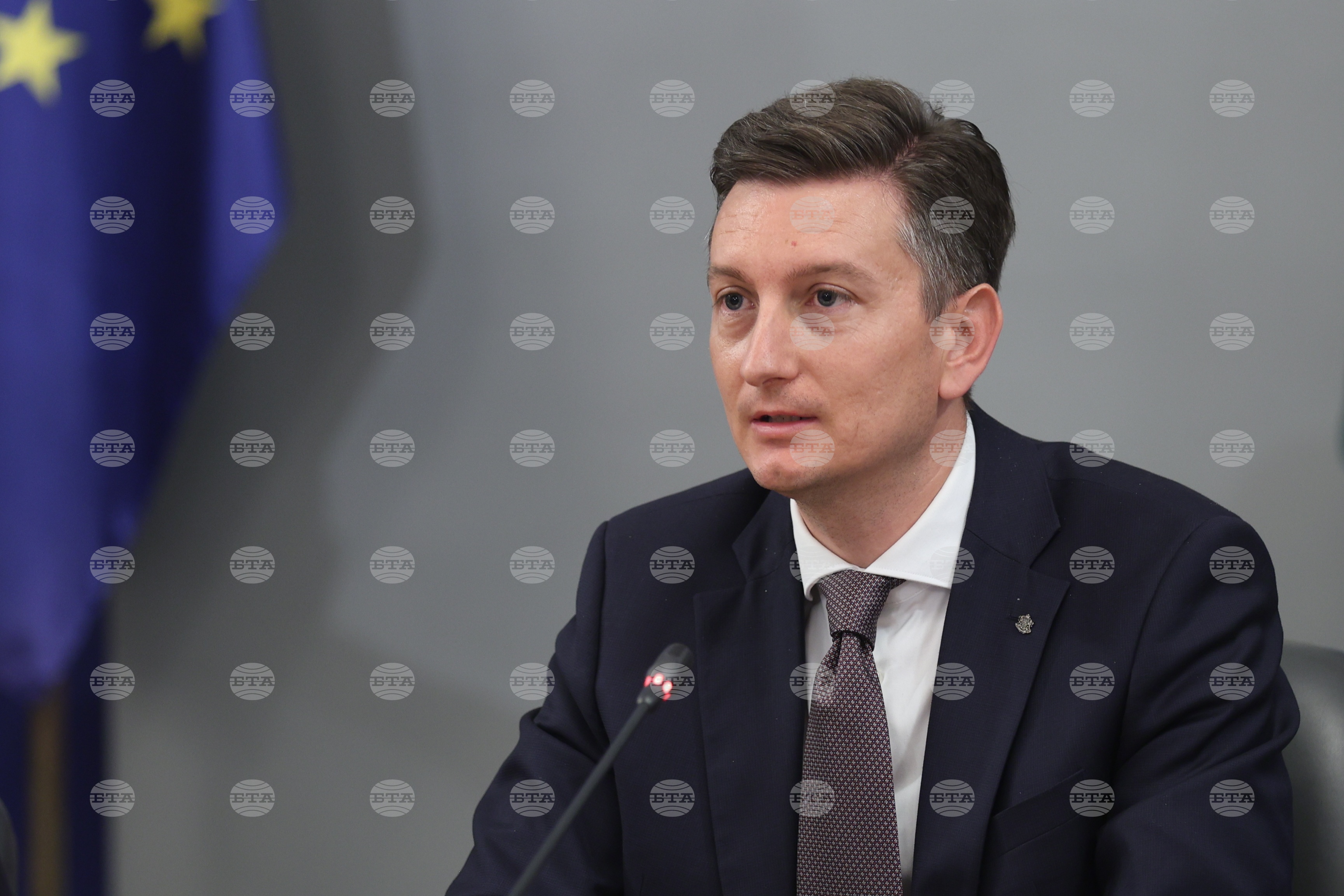 Изнесената информация относно поръчките за мантинели и полетите на Пеевски е само първото от множество разследвания, каза министър Иван Василев