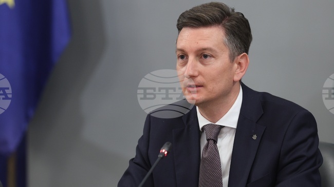 Изнесената информация относно поръчките за мантинели и полетите на Пеевски е само първото от множество разследвания, каза министър Иван Василев