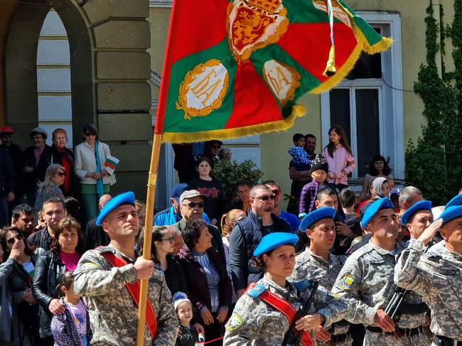 С литийно шествие, военен марш и прелитане на самолети Су-25 в Ямбол отбелязаха празничния 6 май