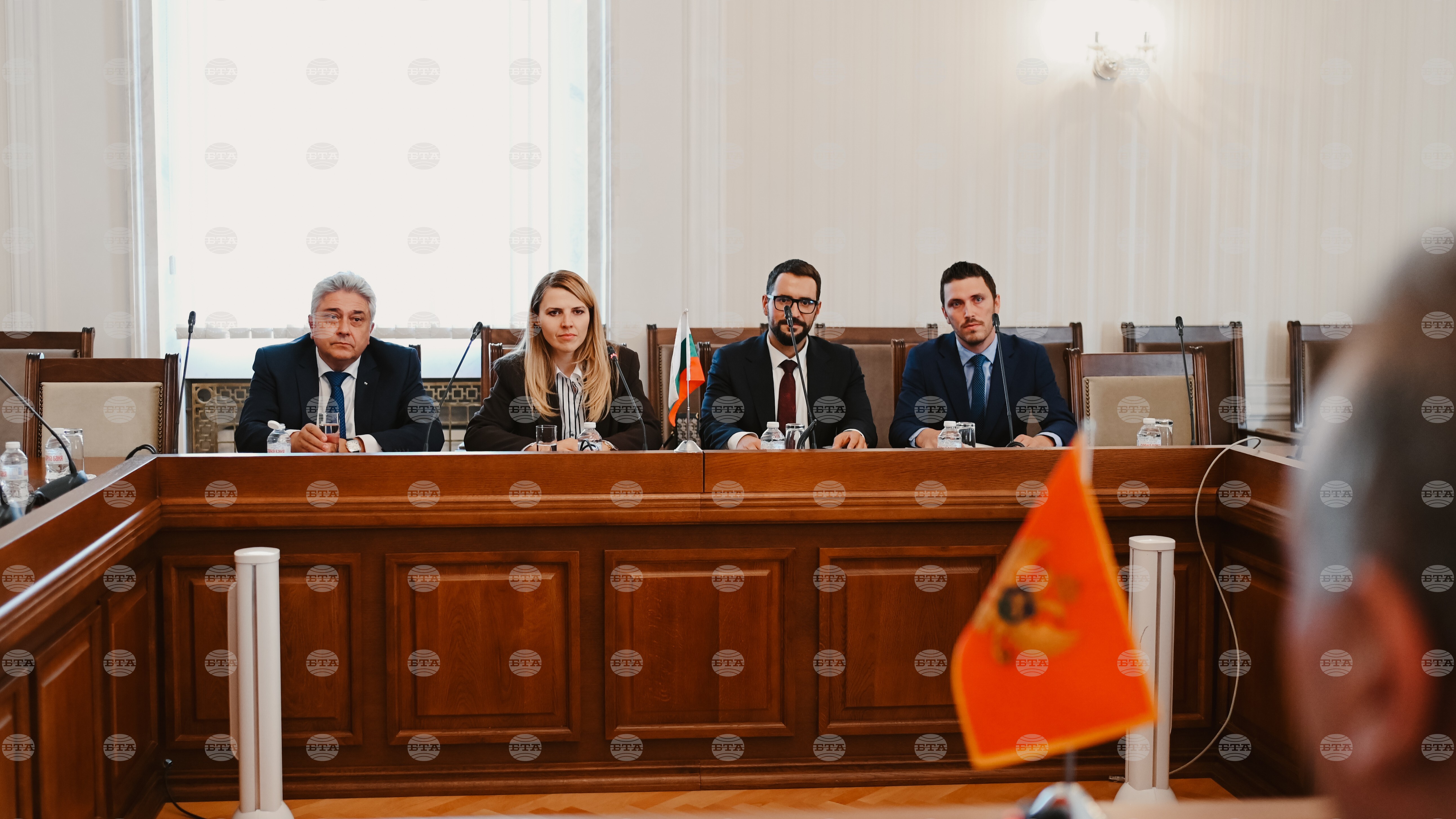 България и Черна гора ще работят за по-добра свързаност и повече бизнес контакти, каза външният министър Велислава Петрова