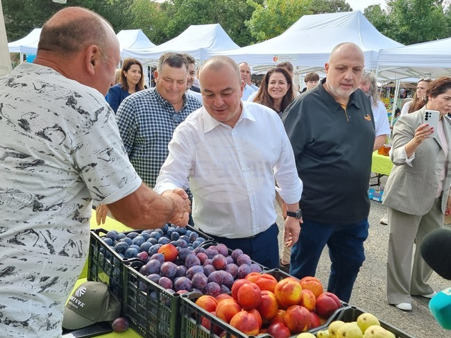 Българските производители трябва да имат възможност да се обединяват в кооперативи, заяви земеделският министър