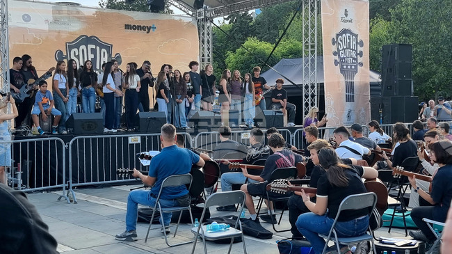 Десетки китаристи - от 4 до 72 години, свириха заедно в третото издание на Sofia Guitar Fest в парка на НДК до кино „Кабана“