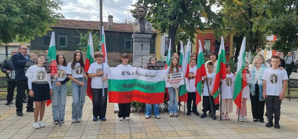 Силистренци отбелязаха Деня на независимостта с поклонение пред паметника на Васил Левски
