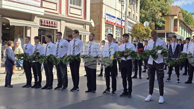 Многолюдно шествие премина по улиците на Велико Търново в чест на 118 години от обявяването на Независимостта на България