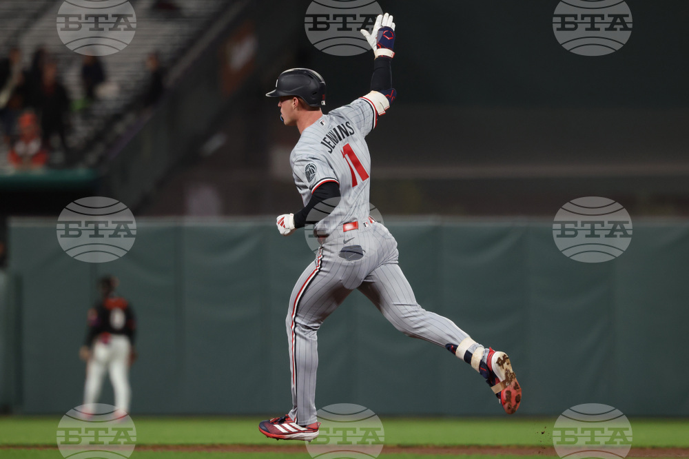Twins Giants Baseball