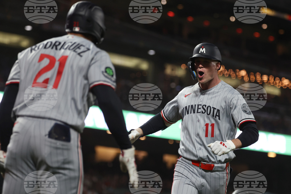 Twins Giants Baseball