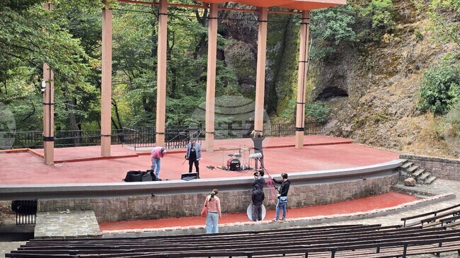 Stefan Valdobrev and The Usual Suspects Record New Song at Belogradchik Landmarks