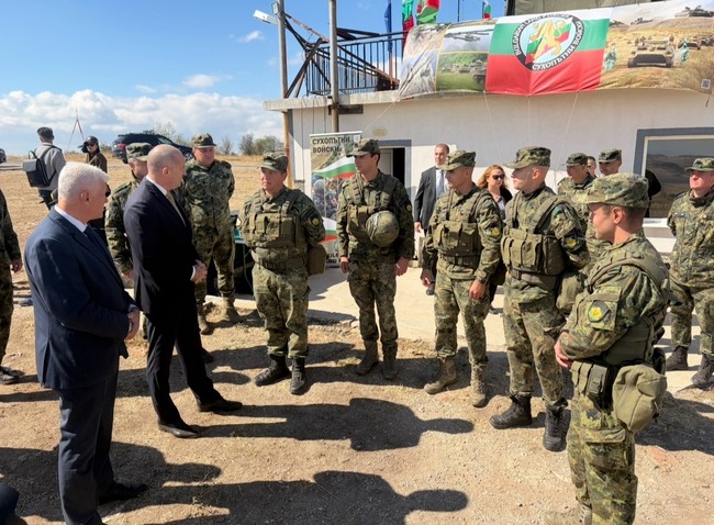 Министърът на отбраната даде висока оценка на показаните способности от оператори на дронове в Сухопътните войски 