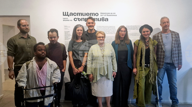 Изложбата „Щастието като форма на съпротива“ с творби на 11 художници беше открита в галерия „Васка Емануилова“