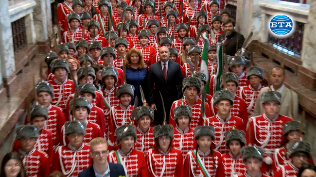 Президентът Румен Радев приветства на „Дондуков“ 2 младежи от ученически гвардейски отряди и духов оркестър