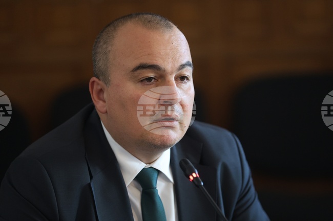 Няма официално регистрирана криза на пазара в лозаро-винарския сектор у нас към този момент, заяви земеделският министър