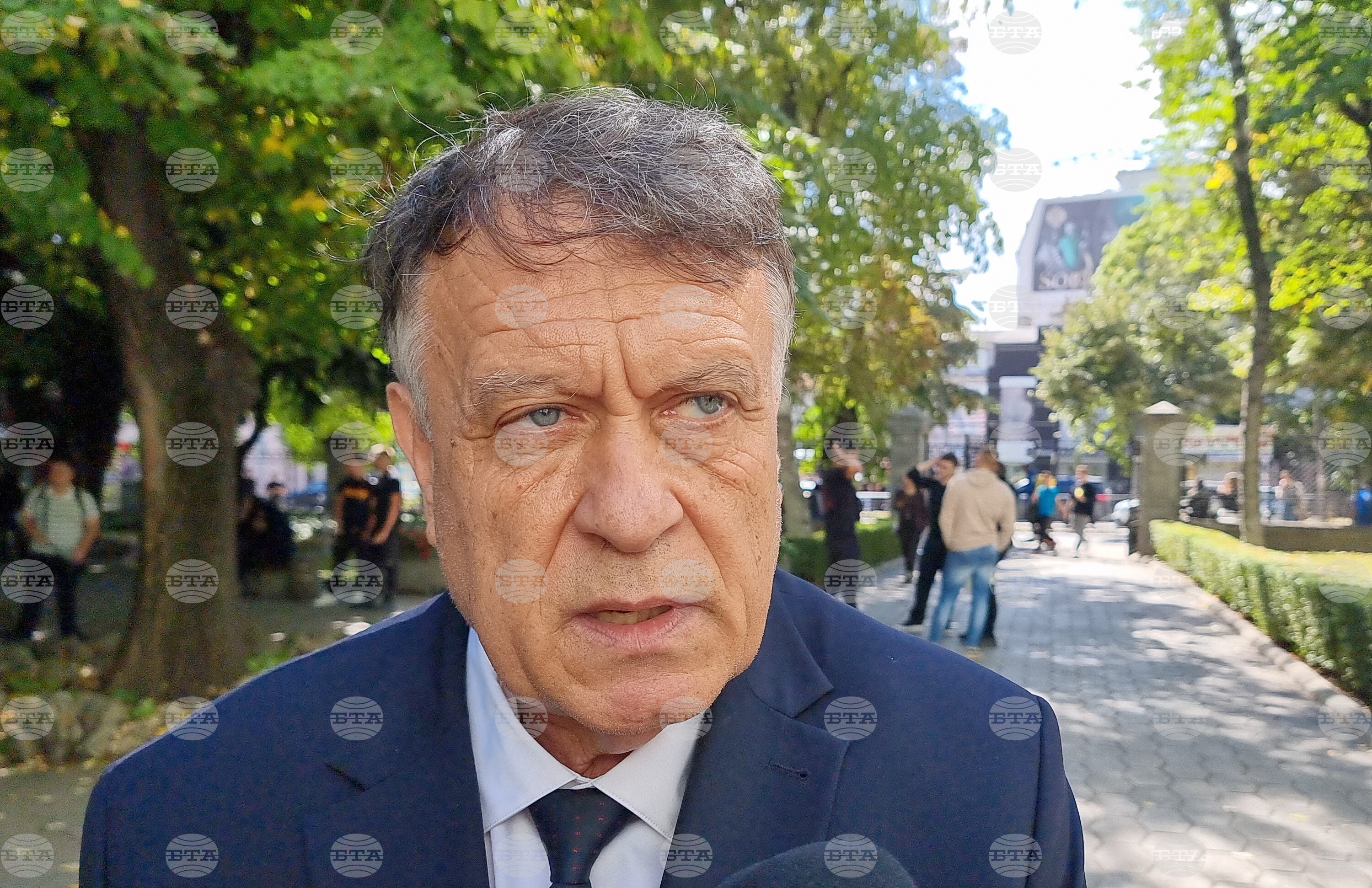 Трябва да се намери баланс между традиционните методи и новите технологии в преподаването, каза министърът на образованието във Варна