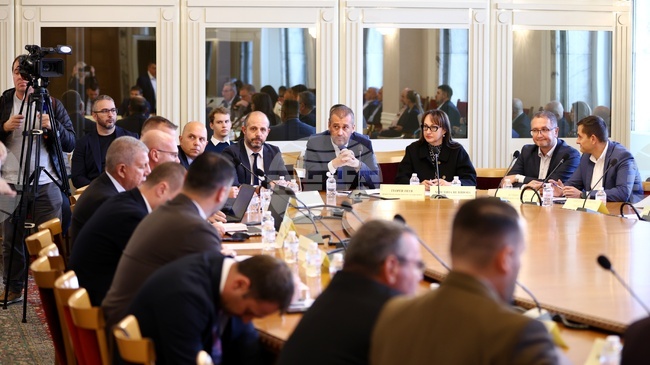 Транспортната комисия забрани на първо четене движението на тежкотоварни автомобили в лявата лента на магистрали и скоростни пътища