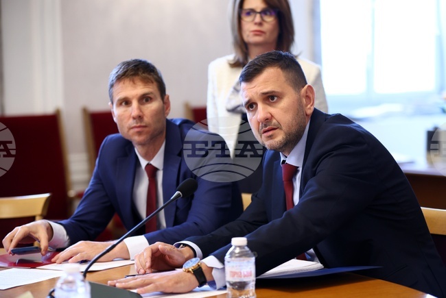 Комисията по транспорт и съобщения отхвърли на първо четене законопроект за безплатни паркоместа пред детски ясли, градини и училища
