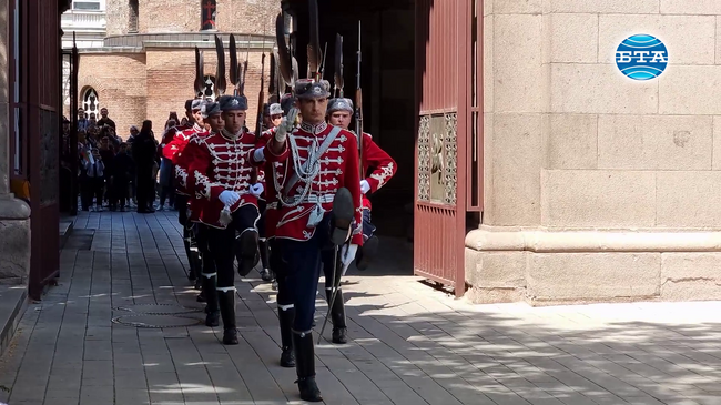 Тържествена смяна на почетния гвардейски караул