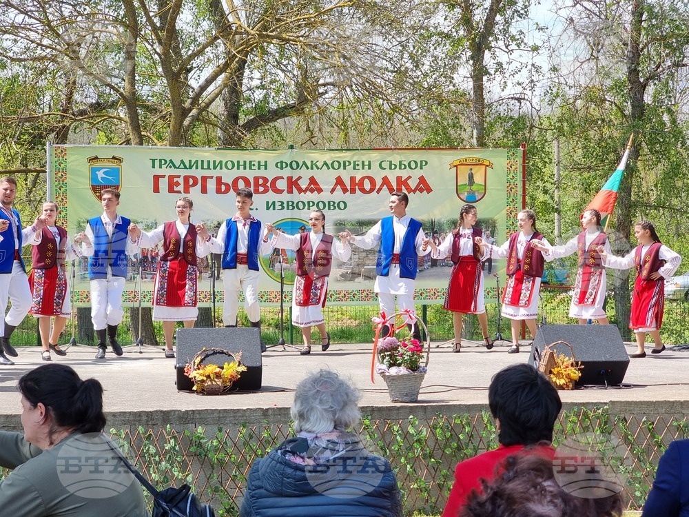Гости от Румъния посрещна фестивалът "Гергьовска люлка" в село Изворово