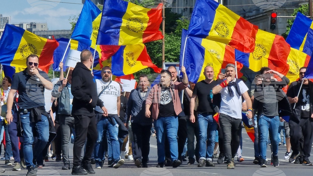 Thousands Protest against Ruling Coalition in Bucharest Centre