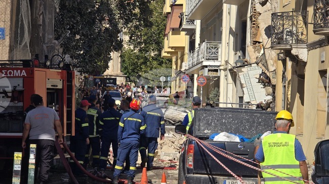 Жена е намерена мъртва под развалините на срутената сграда в Атина, петима остават в неизвестност