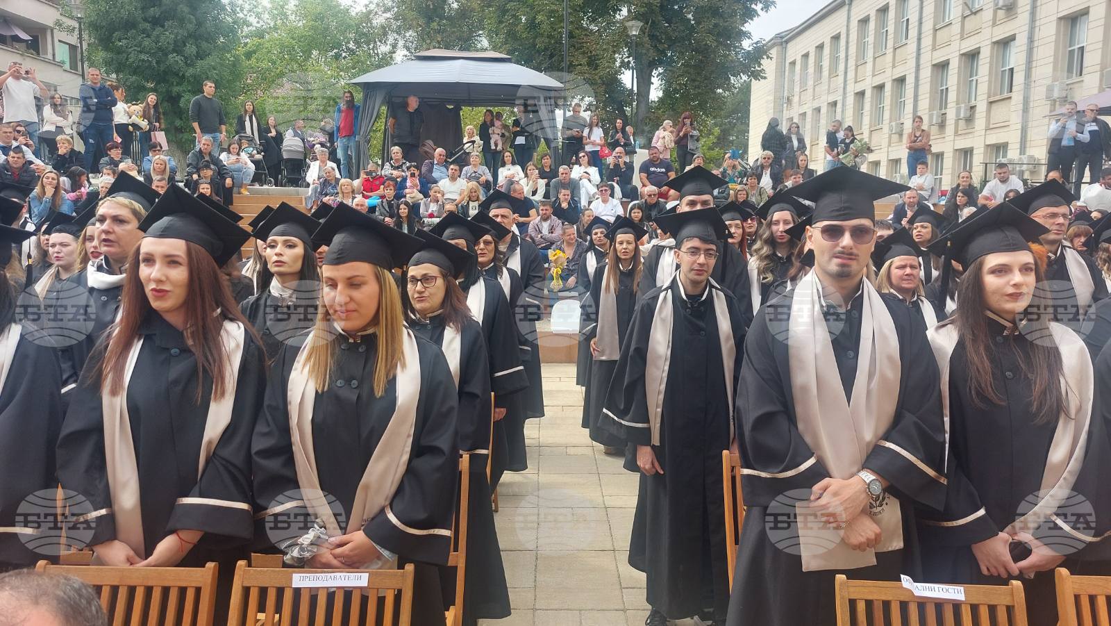 В Медицинския университет в Плевен дипломи получиха 127 бакалаври и магистри на факултет „Обществено здраве“