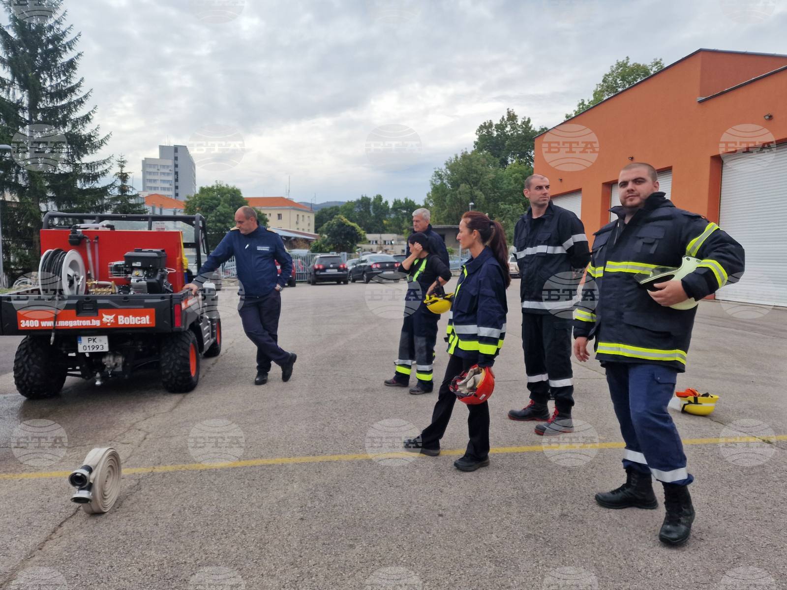 Шестима от доброволното формирование към община Перник „Протожер“ преминаха през обучение със специализирана техника