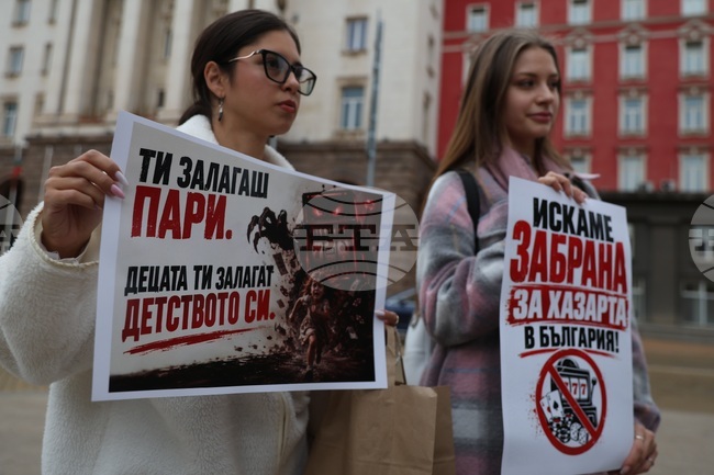 Граждани протестират пред Народното събрание с искане за по-строги мерки, свързани с рекламата на хазарт