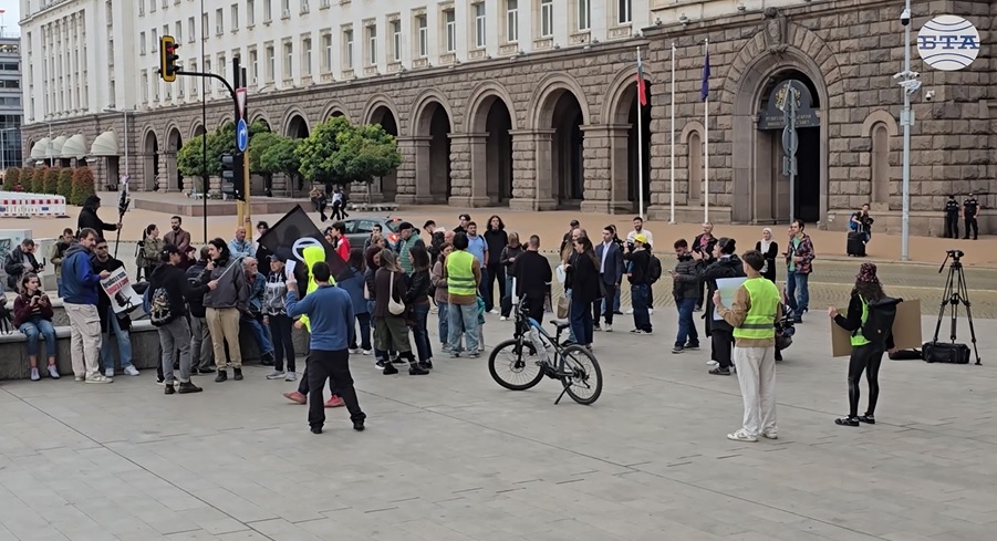 Граждани протестираха пред Народното събрание с искане за по-строги мерки, свързани с рекламата на хазарт