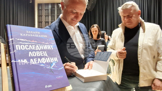 Митологията, свързана с делфините, ми помагаше да пиша романа „Последният ловец на делфини“, каза Захари Карабашлиев 