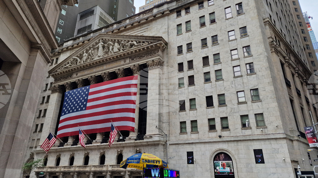 Технологичният индекс Nasdaq достигна рекордно равнище, след като по-слабите данни за заетостта в САЩ намалиха очакванията за повишение на лихвите от УФР