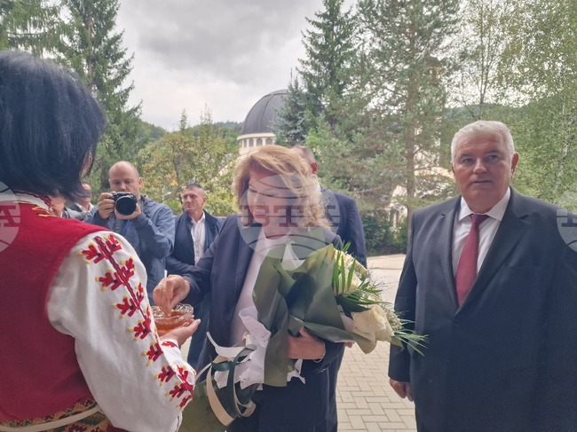 Нашият инициативен комитет е комитетът на българите, каза кандидатът за президент Илияна Йотова на среща в Смолян