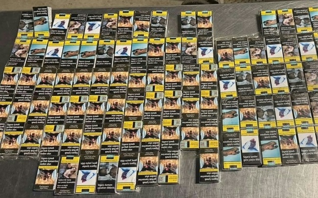 Контрабандни цигари в тавана на микробус и в куфари на пътник откриха митническите служители на МП Малко Търново