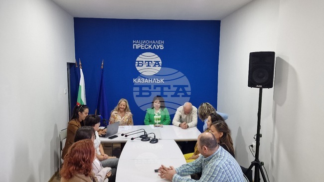 Приемната грижа и ролята на взаимодействието между институциите бяха във фокуса на дискусия в Националния пресклуб на БТА в Казанлък