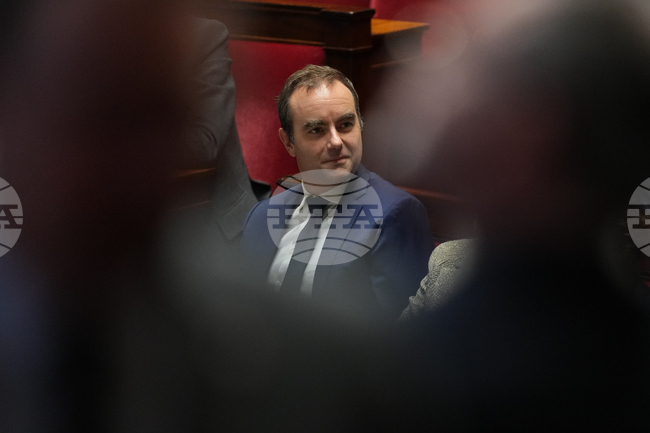 Френското правителство отговаря на училищните протести с обещание за назначаване на 3000 учители