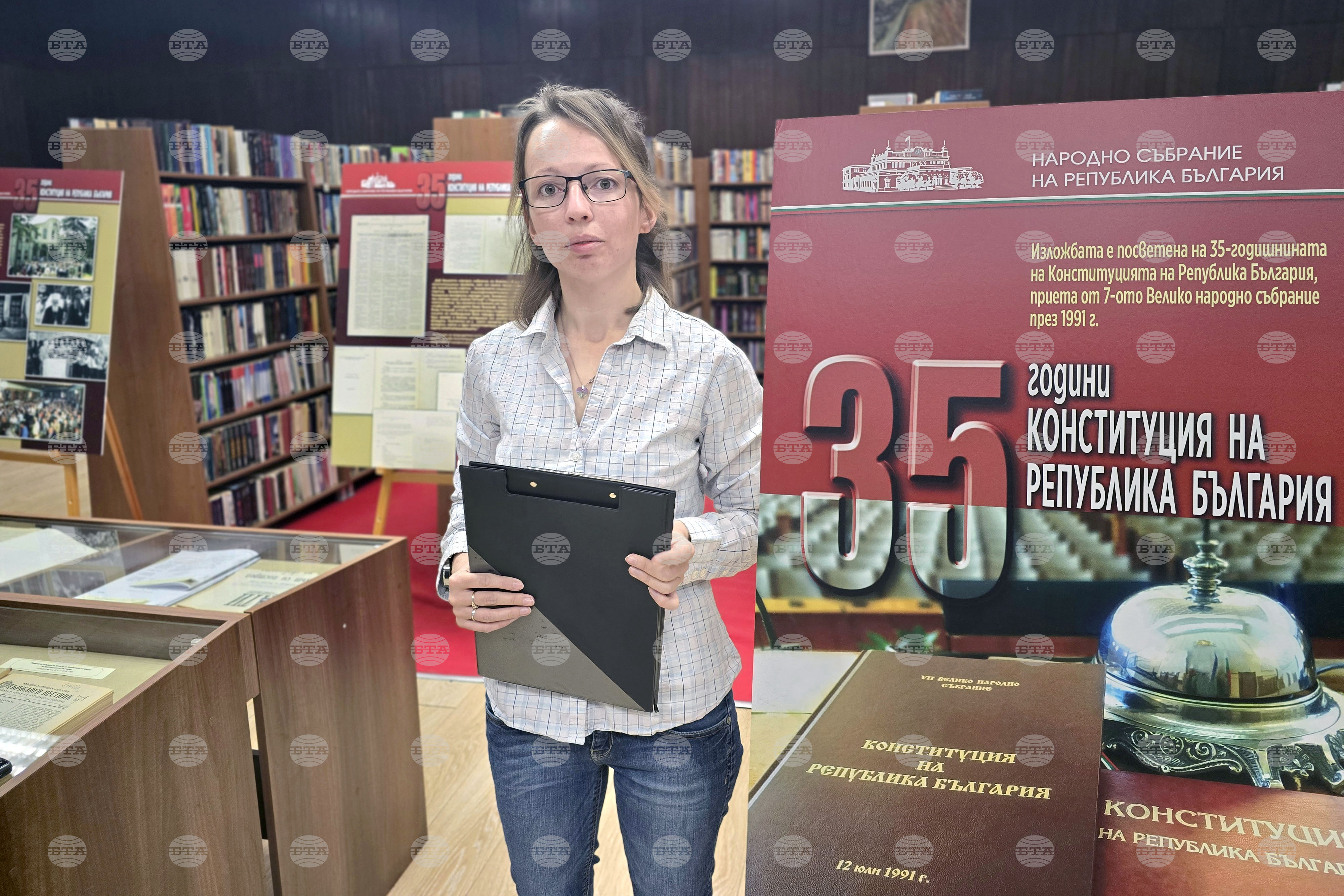 Изложбата „35 години Конституция на Република България“ е подредена в Регионалната библиотека във Видин