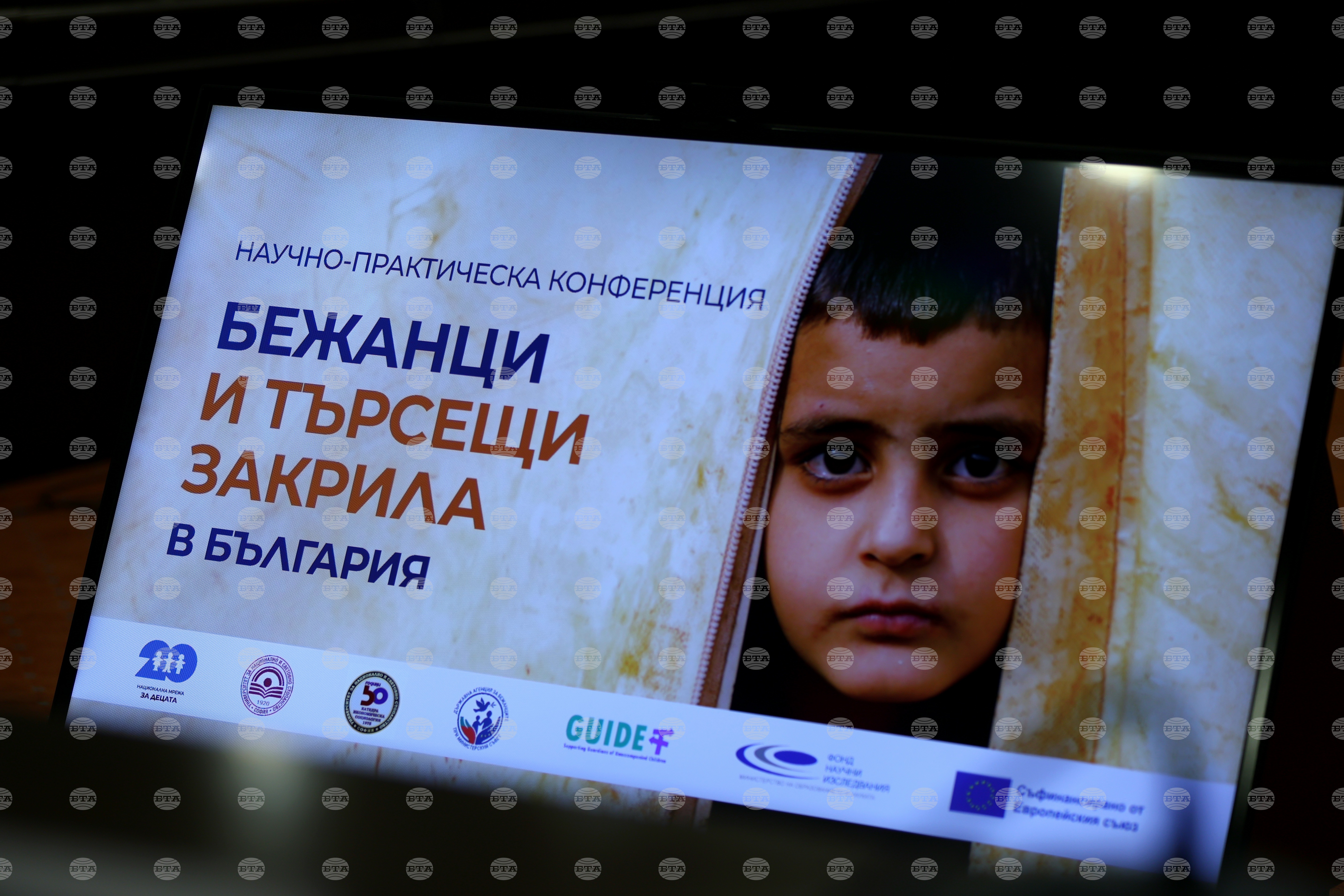 Повече от половината софиянци са готови да приемат бежанци, сочи проучване, представено по време на научно-практическа конференция в УНСС