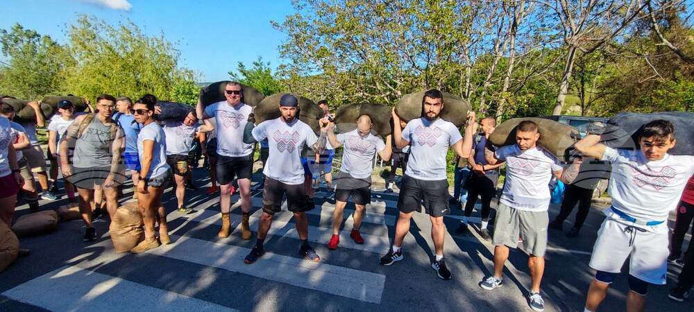 27 Race Up Mountain Trail Carrying 43-Litre Wineskins