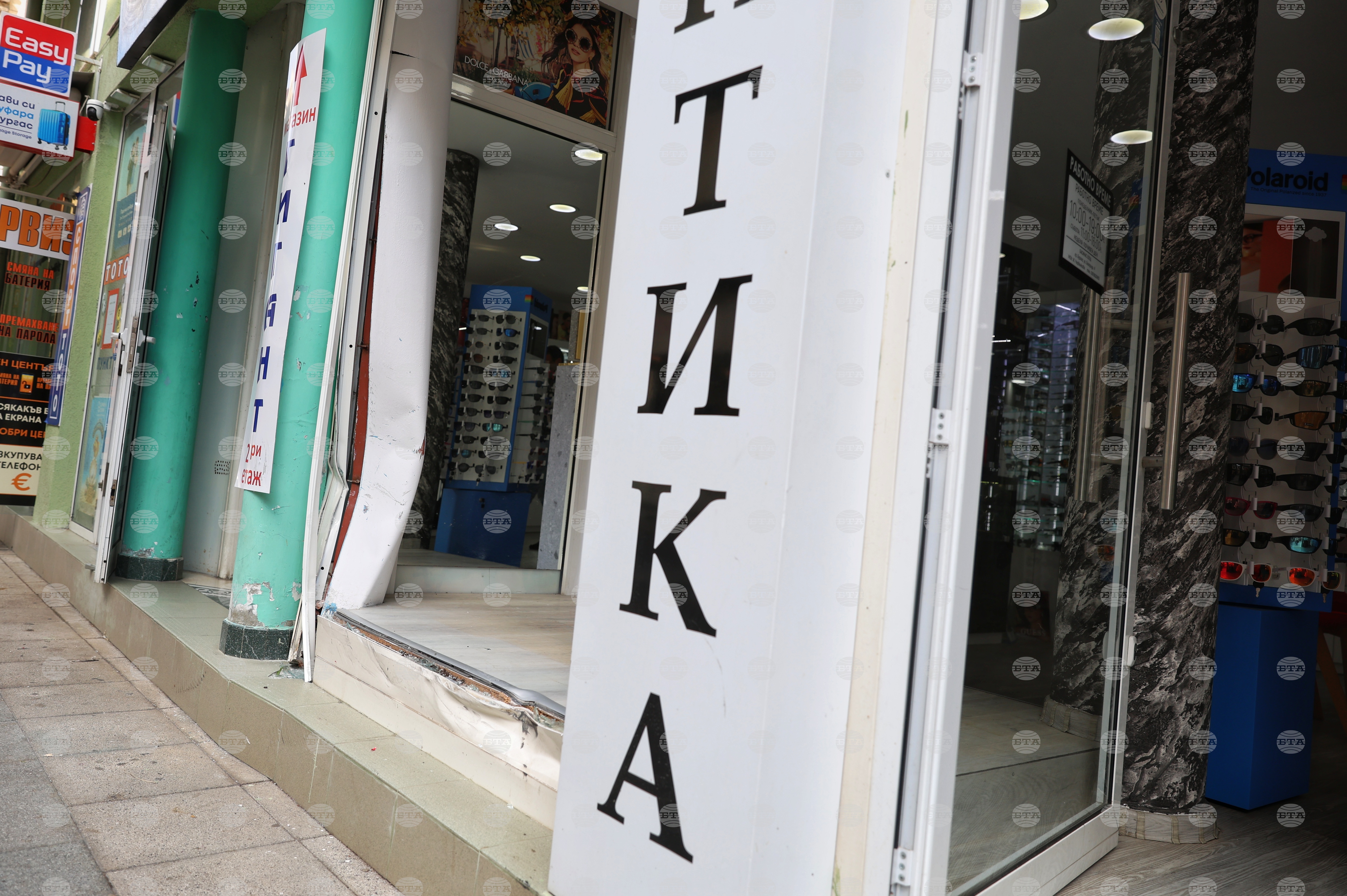 Полицейски автомобил се е блъснал във витрина на оптика при преследване на издирван в центъра на Бургас