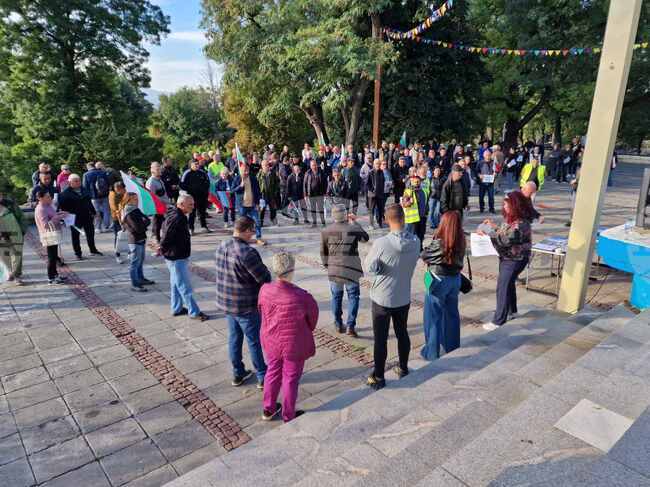 Протест заради намеренията за изграждане на ветрогенератори се състоя в Радомир преди заседанието на Общинския съвет 