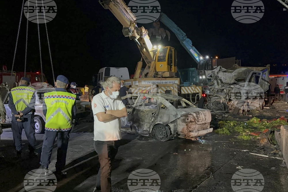Най-малко 10 убити и 39 ранени при катастрофа на магистрала в южната част на Турция