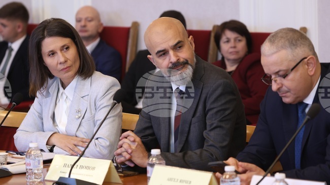 Депутати от образователната комисия обсъдиха промените в Закона за предучилищното и училищното образование, предложени от Елисавета Белобрадова 