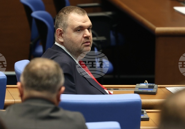 Темата за мантинелите е изключително неудобна за правителството, каза лидерът на ДПС Делян Пеевски
