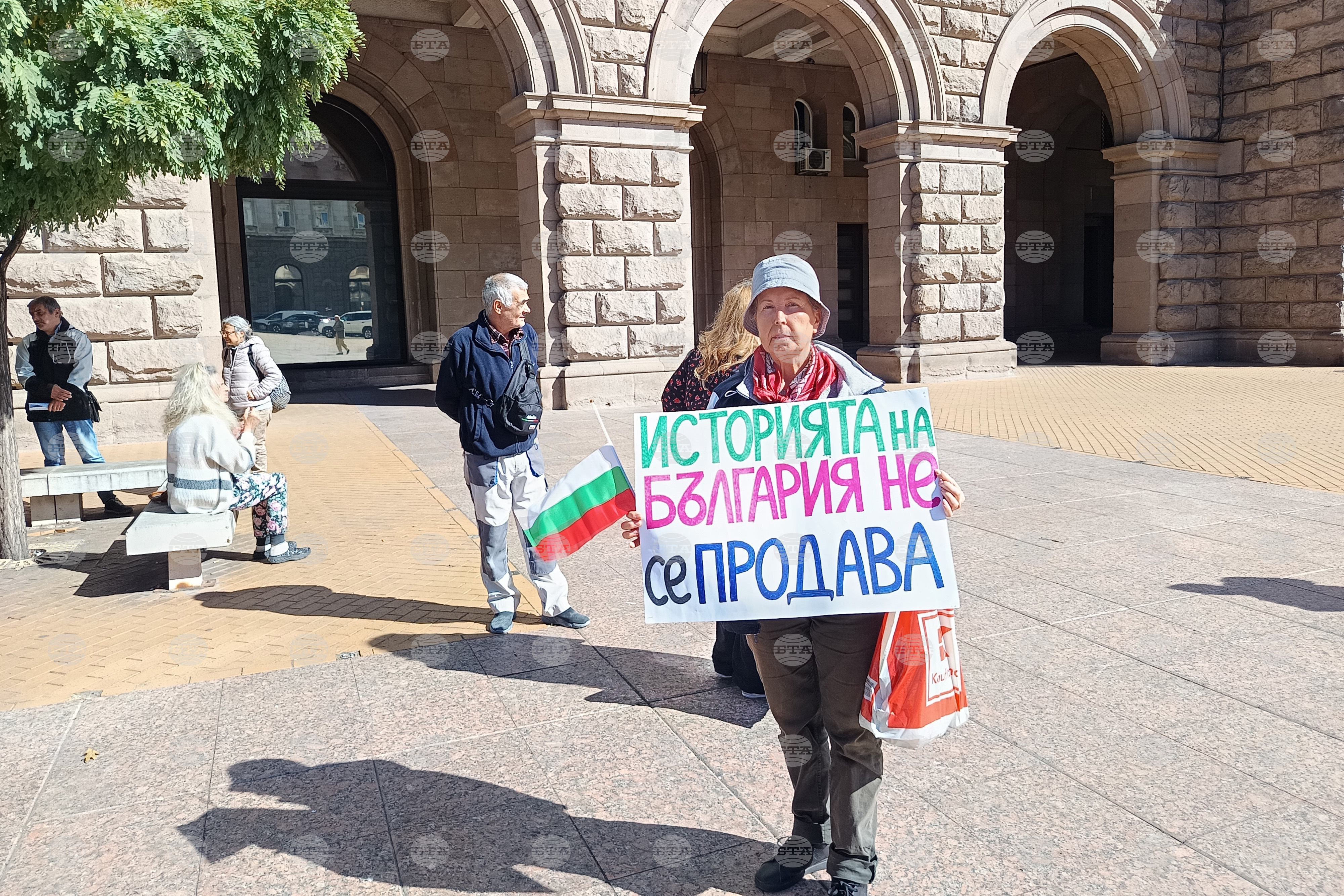 Граждани се събраха пред Министерския съвет по повод реставрацията на Паметника на свободата Шипка