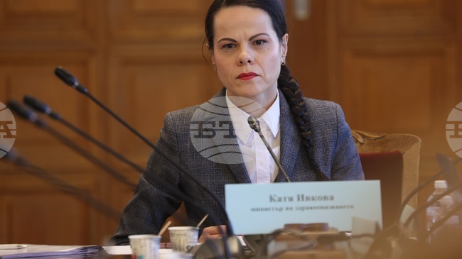 Обстойният доклад с предложение за отнемане на разрешителното на болница „Медукус Алфа" получих на 2 септември, каза министър Катя Ивкова