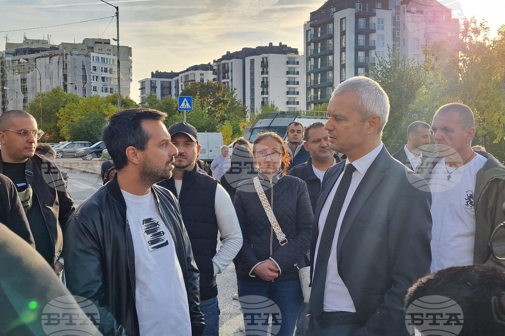 Presidential Candidate Kostadinov Meets Protesters in Sofia's Lyulin Borough
