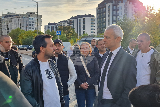 Presidential Candidate Kostadinov Meets Protesters in Sofia's Lyulin Borough