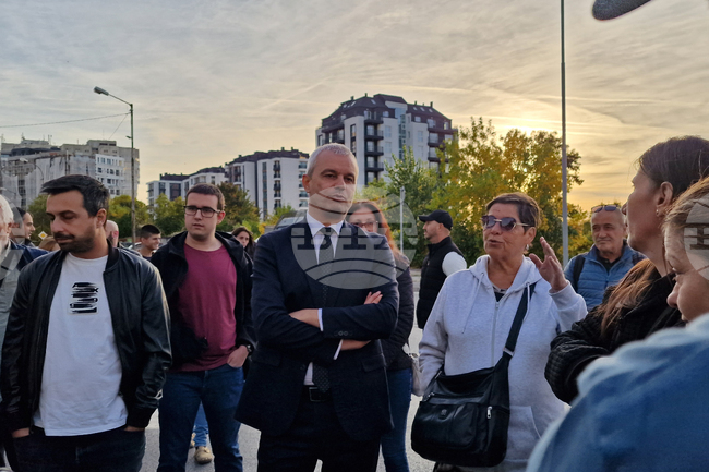 Кандидатът за президент Костадин Костадинов се срещна с протестиращи в ж.к. „Люлин“ в София