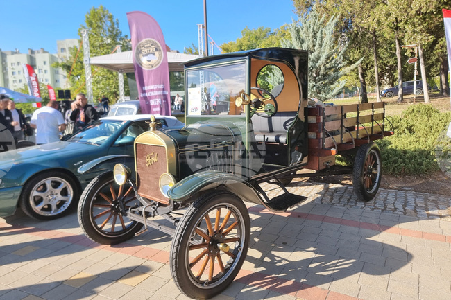 Над 400 ретро превозни средства участват в XXI Международен автомобилен ретро събор в Стара Загора 