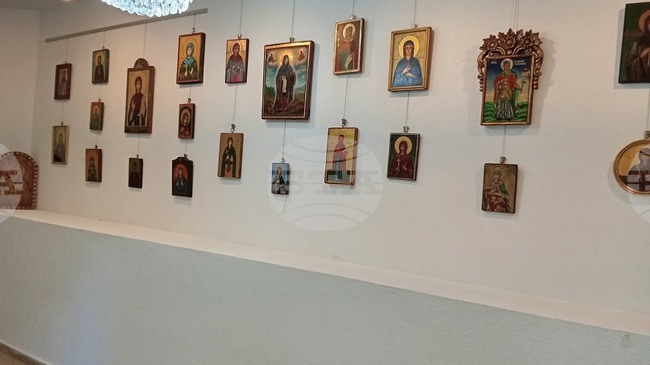 Икони на света Петка са представени в изложба, подредена в експозиционната зала към къщата на Ванга в Петрич